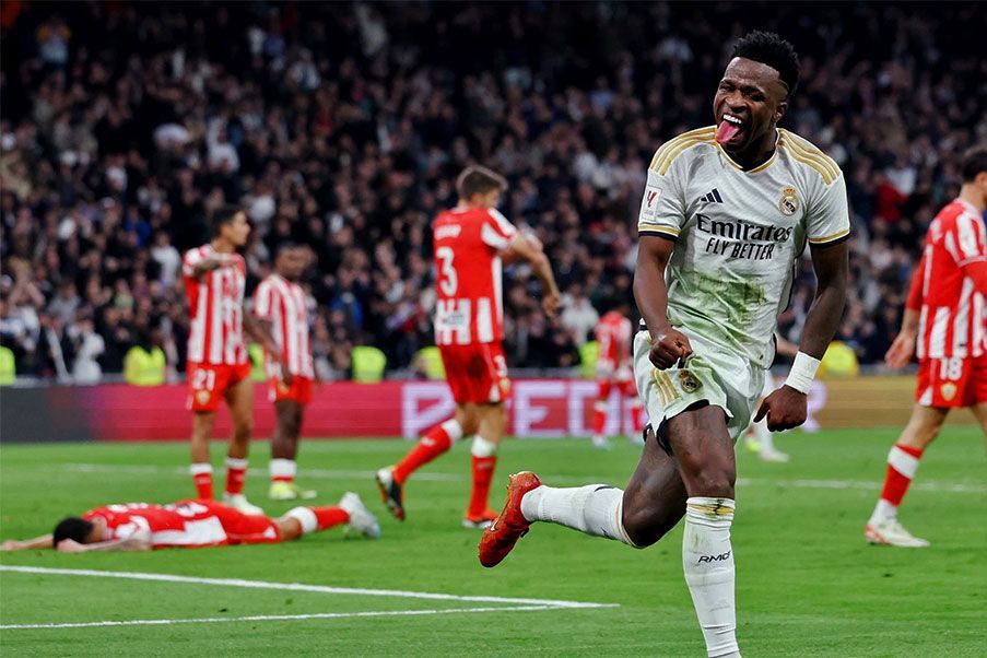 Real Madrid Vinicius celebra el segundo gol del Real Madrid en la victoria sobre el Almería 3-2