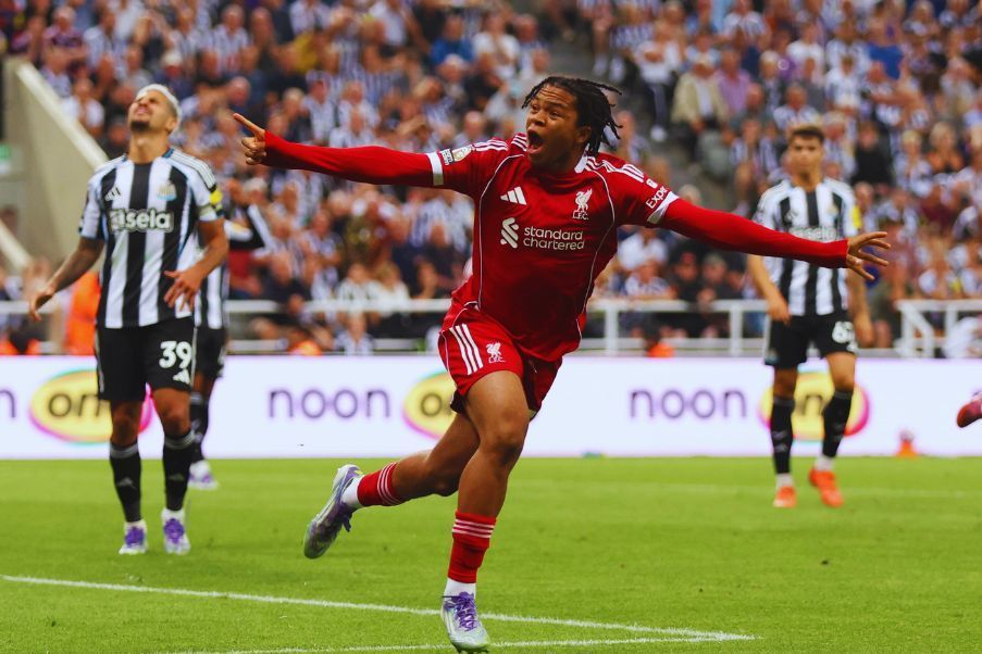 Río Ngumoha El joven Río Ngumoha, celebra su tanto marcado en el 99`para el triunfo del Liverpool 2-3 ante el Newcastle. EPIC