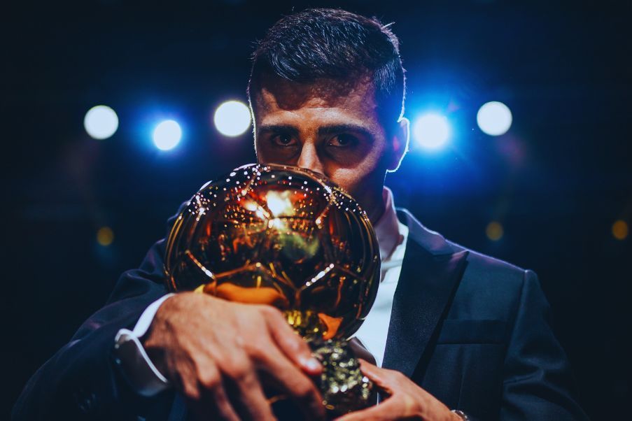Rodri Rodri líder futbolístico de la España campeona de la Euro 2024, ha ganado el Ballon d`Or 2024 en París.