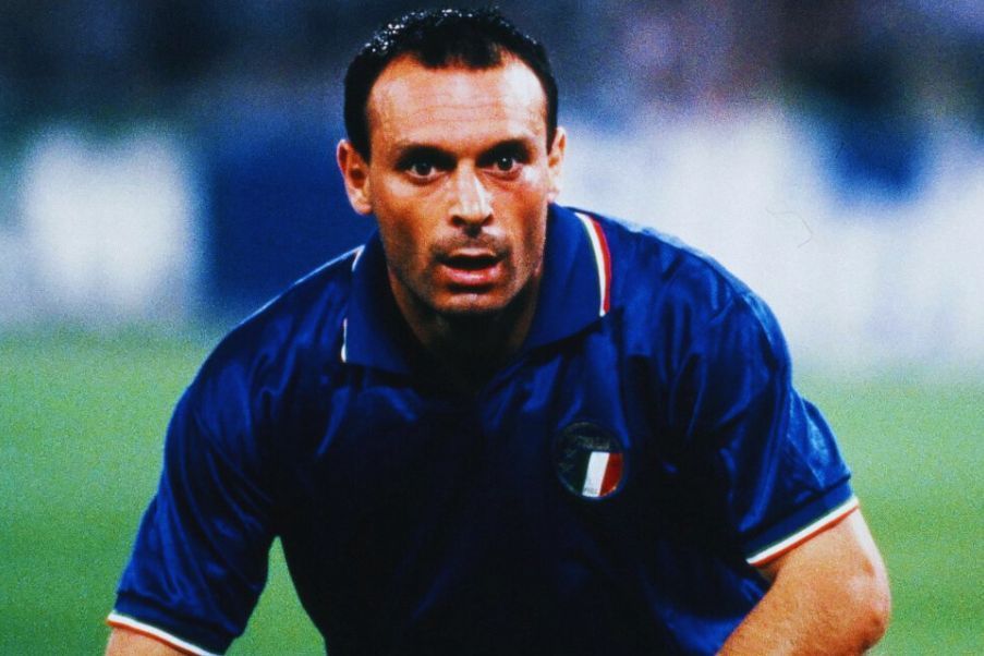 Toto Schillaci Toto Schillaci also left. Here with Italy in FIFA World Cup 1990. The cancer (in the intestine) this time defeated him.