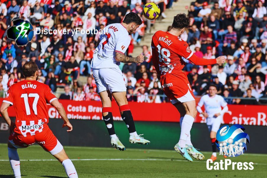 Girona y Sevilla Isaac Romero del Sevilla busca rematar de cabeza ante la oposición de Ladislav Krrejci del Girona. Exclusivo.