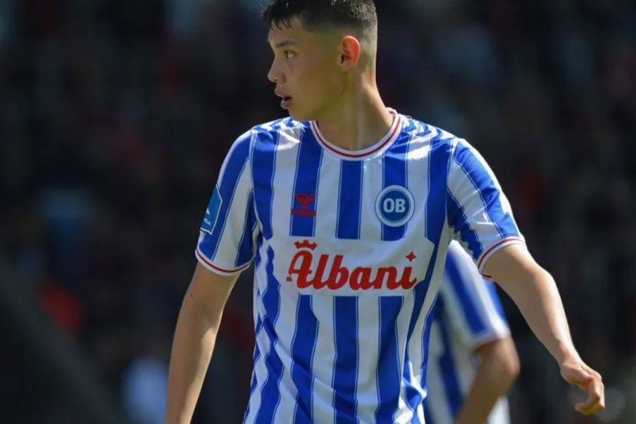 Tobias Slotsager Tobias Slotsager es una de las grandes joyas del fútbol danés. Aquí con la camiseta del Odense del que es gran revelación