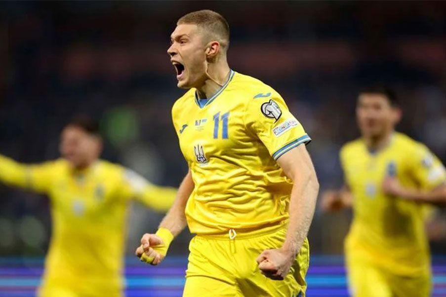 Artem Dovbyk celebra el gol postrero que ha terminado por sellar la clasificación de Ucrania al partido final de acceso a la UEFA Euro 2024. Victoria 1-2 sobre Bosnia