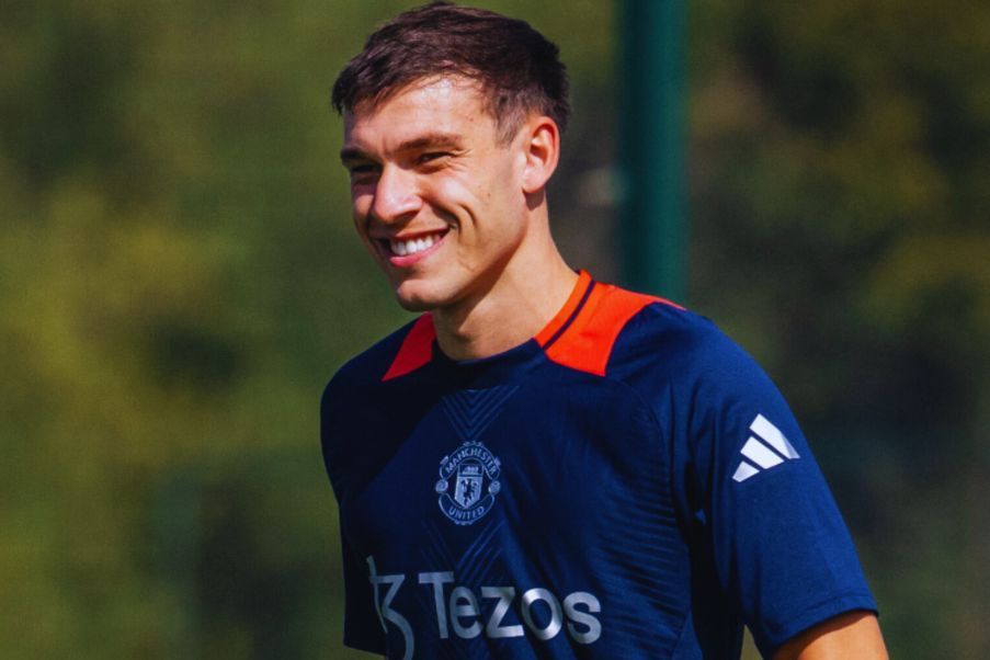 Manuel Ugarte in his first training with Manchester United, 2th September last.