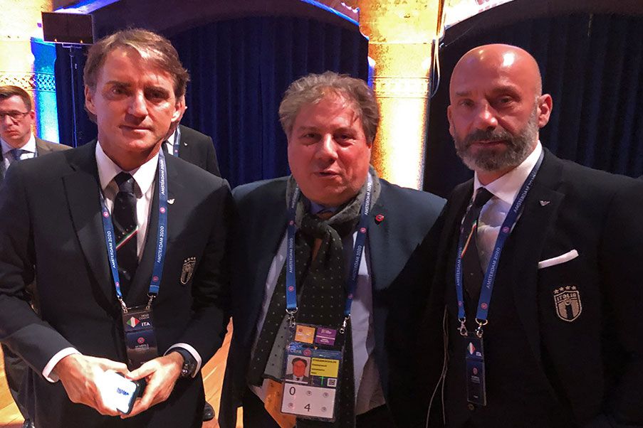 Gianluca Vialli Manos Staramopoulos of Discoveryfootball with Roberto Mancini and Gianluca Vialli