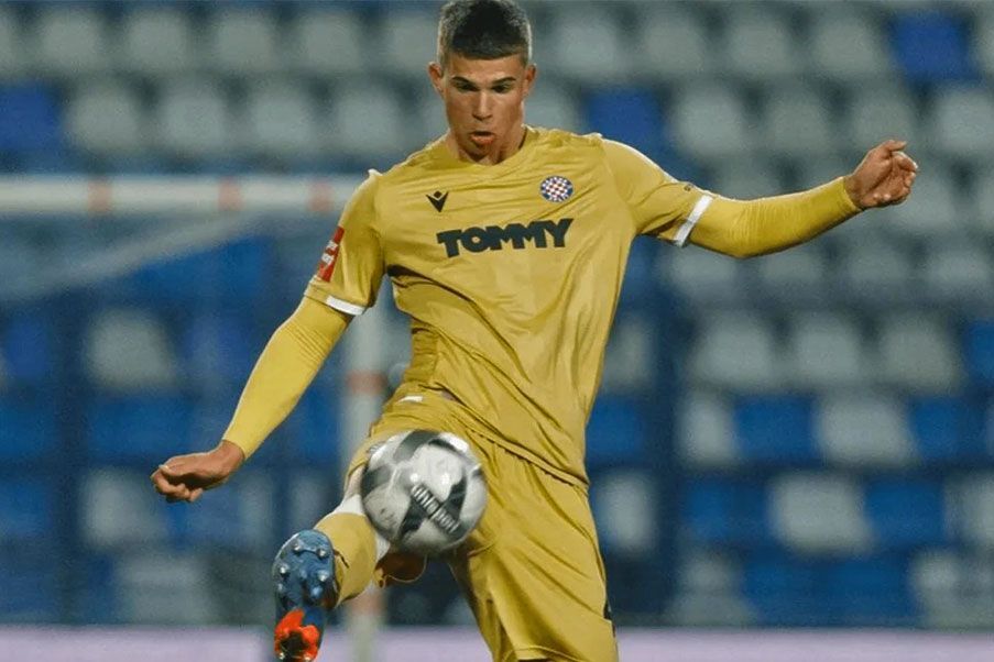 Luka Vuskovic Luka Vuskovic joven central croata con el Hajduk Split