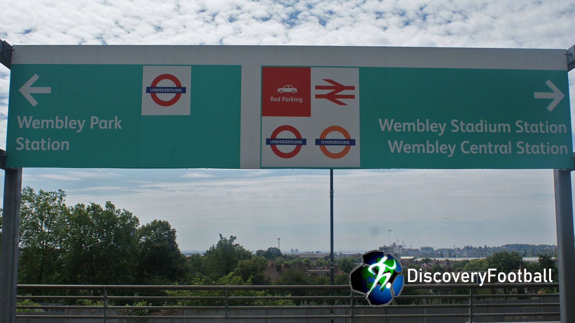 Camino al estadio de Wembley en la estación de Finchley Road en Londres