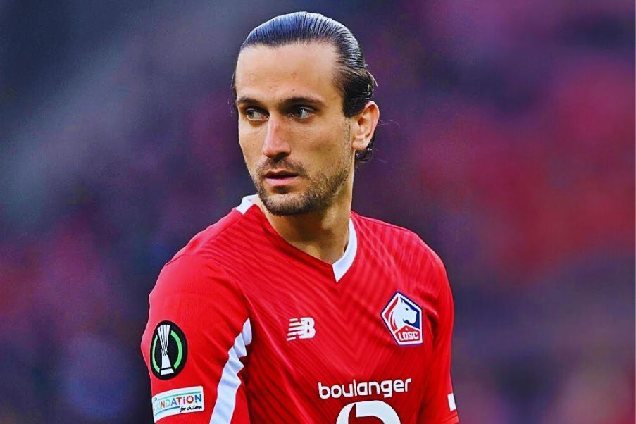 Yacizi Youssuf Yazici with Lille T-shirt in a football match of Ligue 1