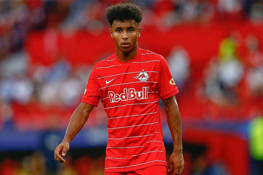 Karim Adeyemi Karim Adeyemi with the RB Salzburg T-Shirt