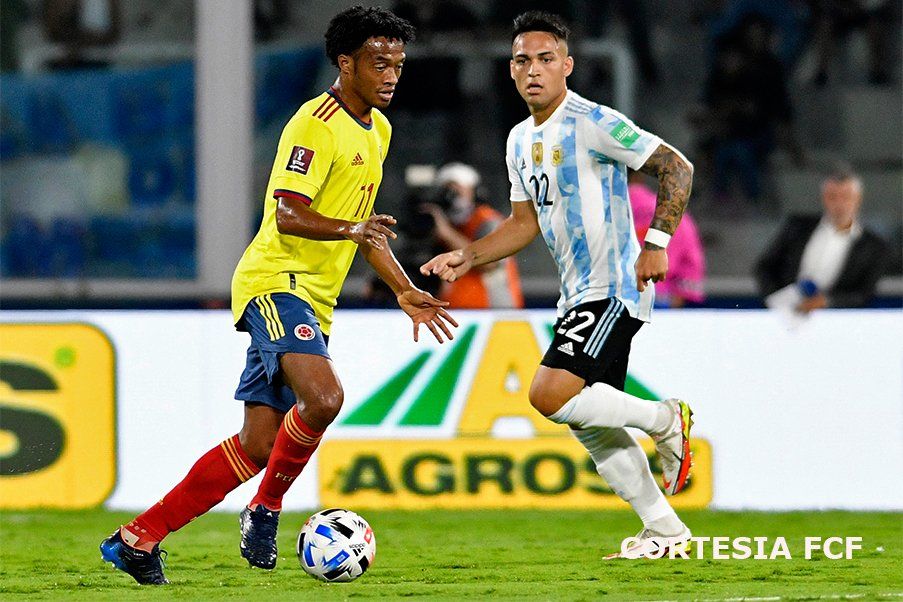 Juan Cuadrado conduce un balón en el juego ante Argentina en Córdoba.