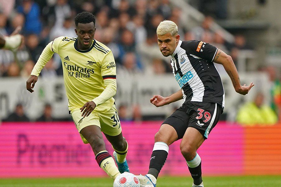 Arsenal y Newcastle El Arsenal cayó ante el Newcastle y complica su presencia en la próxima Champions