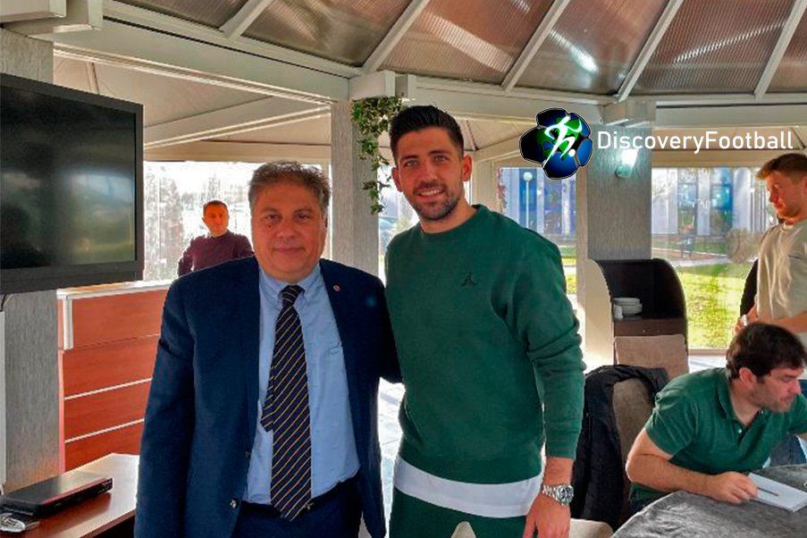 Tasos Bakasetas Tasos Bakasetas with Mamos Staramopoulos for Discoveryfootball.com