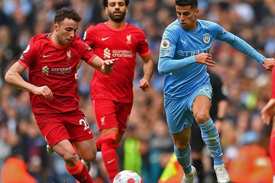 Man City vs Liverpool Joao Cancelo puja por el balón con Diogo Jota en el City vs Liverpool