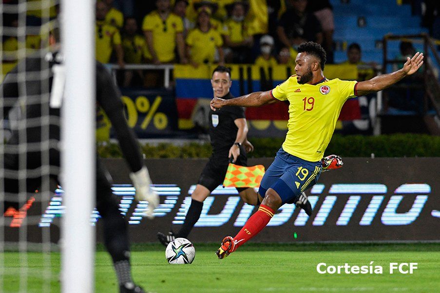 Selección Colombia Borja busca rematar a la portería paraguaya en el juego entre Colombia y Paraguay. Cortesía FCF