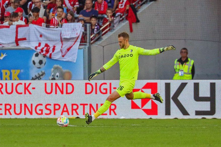 Mark Flekken with the SC Freiburg