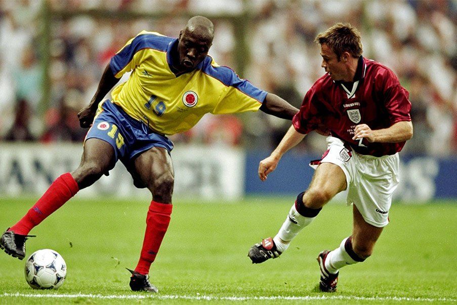 Freddy Rincón Freddy Rincón against Graeme Le Saux in England vs Colombia in France 1998