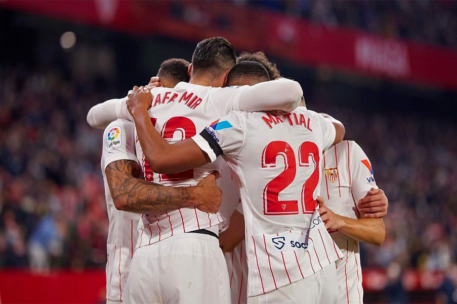 Sevilla El Sevilla venció al Elche en la recta final del juego