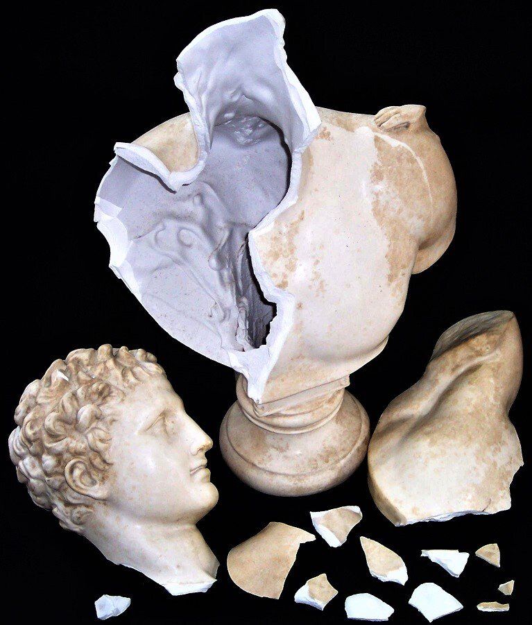 Restauration/Reparatur Porzellanobjekten. Zusammenfügen vieler Einzelteile Porzellan. Atelier Porzellanbearbeitung. Rekonstruktion Fehlstellen jeder größe mit spezieller Modellierungsmasse. Kleben mehrerer Bruchstellen an Porzellan. Porzellanfiguren.