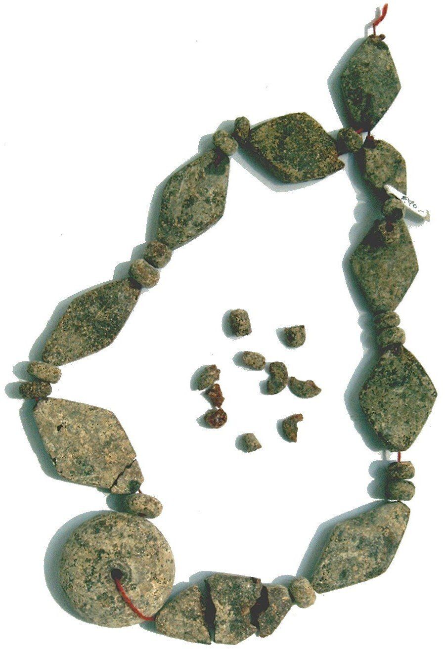 Restauration/Reparatur von Bernstein. Kette aus dem 18. Jahrhunder aus Griechenland restaurieren. Ergänzen von Fehlstellen mit spezieller Ergänzungsmasse Bernstein.. Schließen und anschließendes Überarbeiten von Rissen Bernstein.