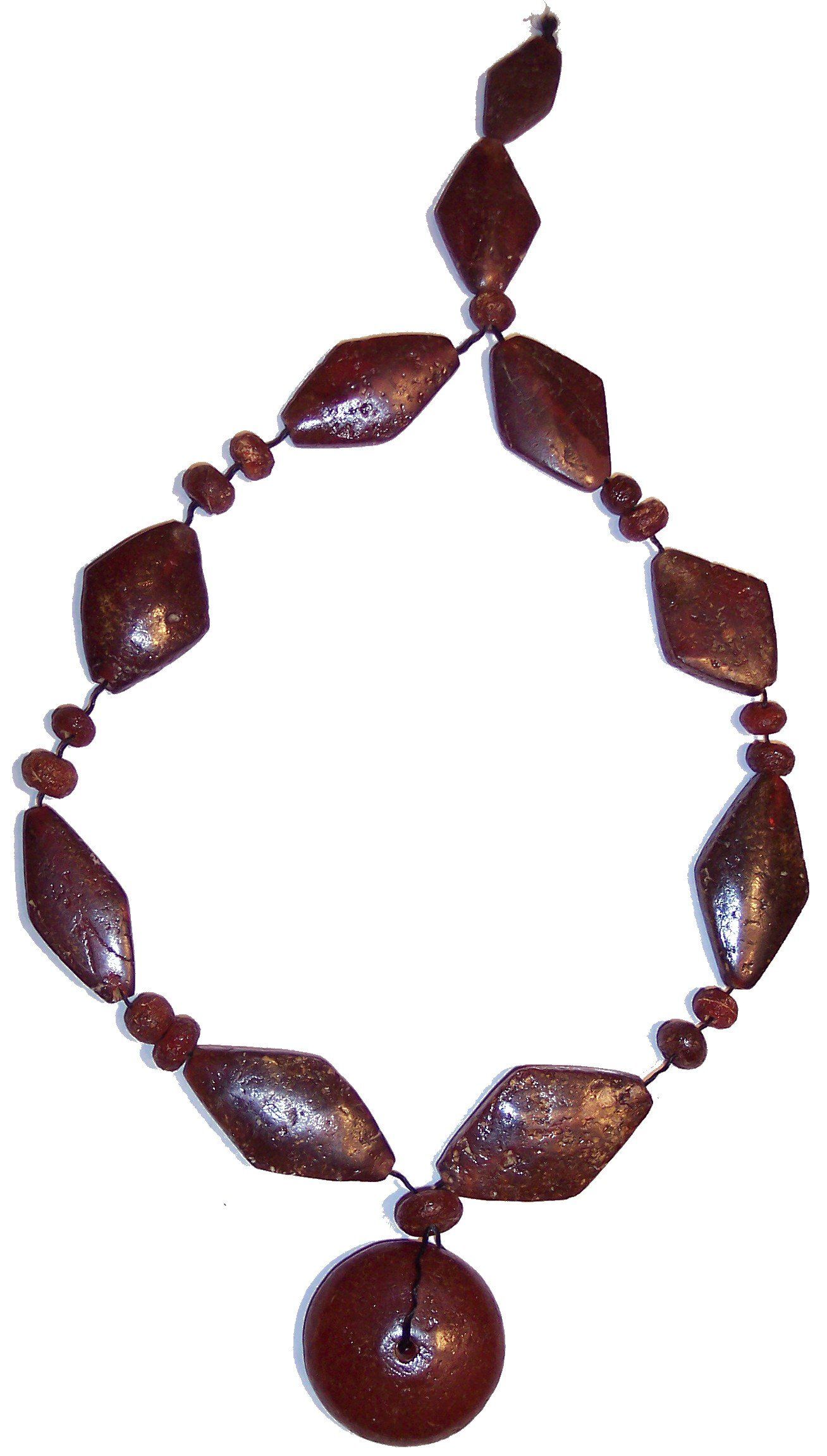 Restauration/Reparatur von Bernstein. Atelier Bernstein. Imitation von Oberflächenstruktur und Oberflächenfarbe Bernstein. Kleben von Bruchstellen an Bernstein. Originalgetreue Bemalung von Bernstein. Hochwertige Ergänzungs- und Klebematerialien.