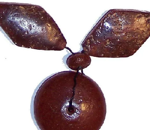 Restauration/Reparatur von Bernstein. Atelier Restauration Bernstein. Schließen von Rissen an Bernstein. Oberflächenüberarbeitung von Bernstein. Ergänzen von Fehlstellen mit speziellen Ergänzungsmassen Bernstein. Kette 18. Jahrhundert Griechenland.