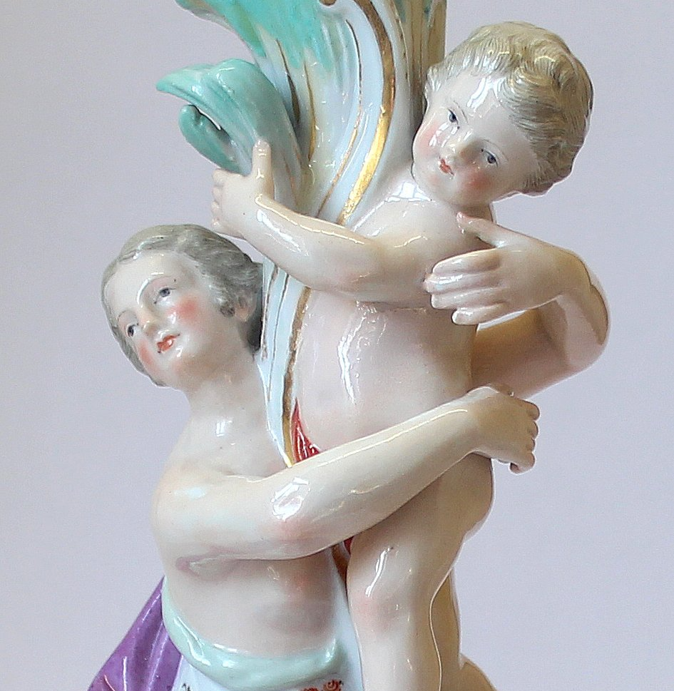 Restauration/Reparatur von Porzellan/Porzellankerzenleuchter. Atelier Porzellanbearbeitung. Ergänzen von Fehlstellen an Prozellanfiguren. Kleben von Bruchstellen Porzellan. Detailgetreue Bemalung von Porzellan. Restauration Porzellan ohne sichtbare Spuren.