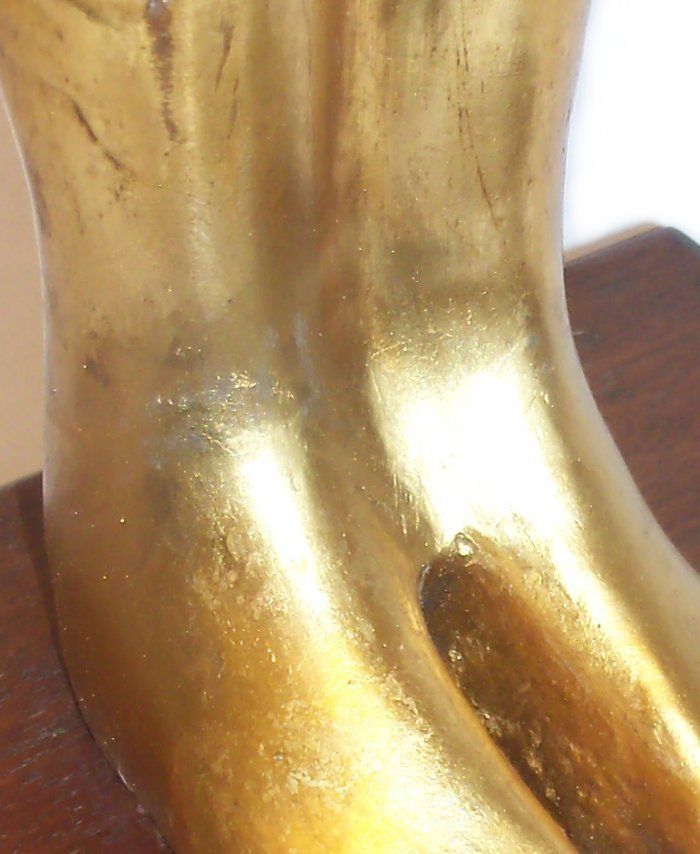 Restauration von vergoldeten Skulpturen. Kunstrestaurator. Schutzgöttin Isis linker Arm wiederhergestellt. Originalgetreue Bemalung von vergoldeten Figuren. Zusammenfügen von Bruchstellen und Beseitigung jeglicher Spuren des Schadens Vergoldungen.