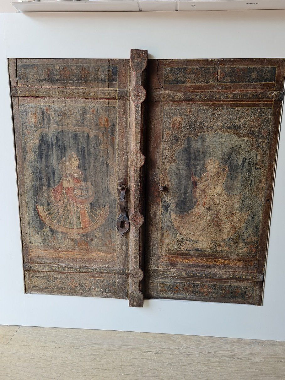 Bemalte Fensterladen stark verschmutz, Farben verblast, vor Restauration, Holztüren wurden fachmännisch gereinigt, Farbschäden retuschiert. Die Holztüren wurde dann mit Gemäldefirnis versiegelt.