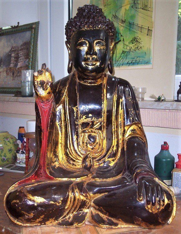 Restauration von vergoldeten Skulpturen. Atelier zu Bearbeitung von vergoldeten Figuren. Buddha aus Vietnam 1707 n.Chr. restaurieren. Kunstrestaurator. Imitation der Vergoldungen an Stellen mit Abblätterungen. Bemalung von vergoldeten Figuren.