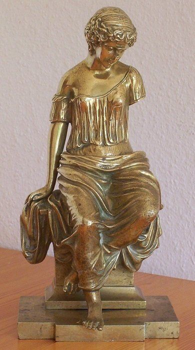 Messingfigur . Linker Arm fehlt. Viele Beulen und Einschlagstellen an der Figur. Verbindungen beschädigt.