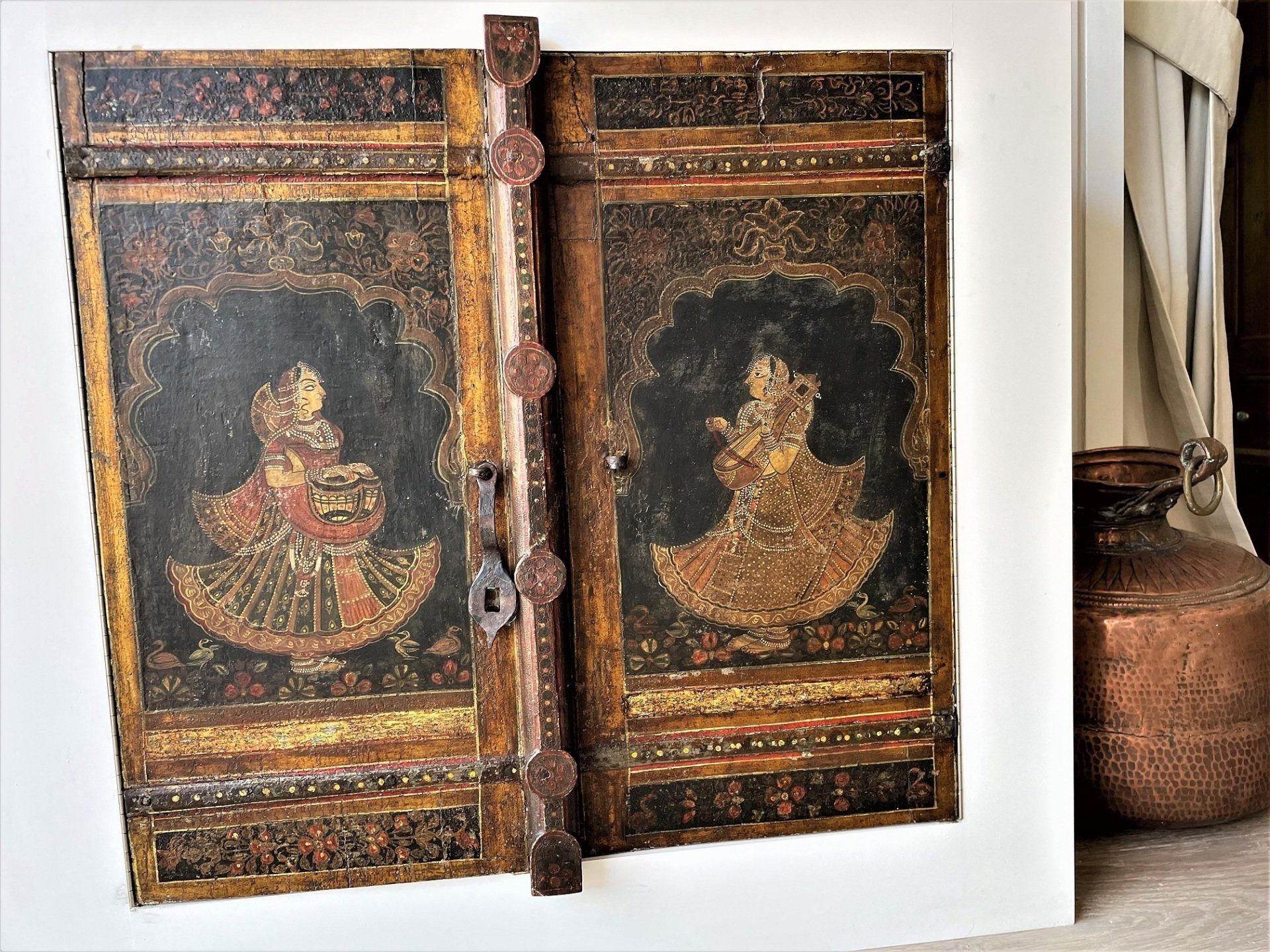 Bemalte Fensterladen nach der Restauration, deutlicher Unterschied, Farben leuchten wieder. Farbschäden wurden beseitigt. Der neue Firnis schützt die Oberfläche, frischt die Farbe auf und ist ein UV- Schutz.