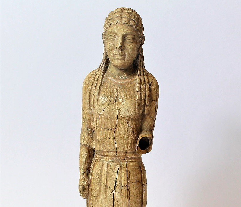 Restaurierung von spröde Elfenbeinfiguren, Reparatur Ihrer Figuren sehr bruchanfällig. restaurierte Griechische Figur, Restauration der Brüche und Fehlstellen, Konservierung der Figur in einem speziellen Verfahren, nach der Restauration ist die Figur wieder sehr stabil und weist kaum Restaurationsspüren nach.