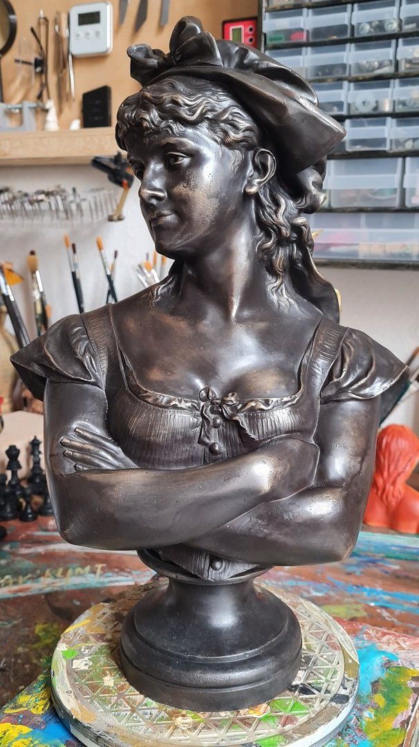 Gereinigt, mit dunkler Patina versehen und Oberfläche mit Spezialwachs versiegelt.