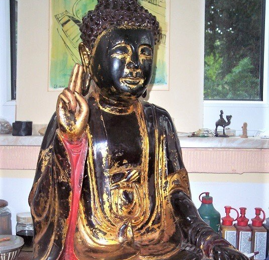 Restauration von vergoldeten Skulpturen. Atelier zu Bearbeitung von vergoldeten Figuren. Buddha aus Vietnam 1707 n.Chr. restaurieren. Kunstrestaurator. Imitation der Vergoldungen an Stellen mit Abblätterungen. Bemalung von vergoldeten Figuren.