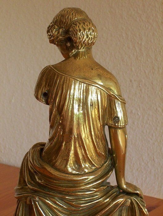 Messingfigur (von hinten) vor Bearbeitung. Ein arm nicht vorhanden. Arm muss anhand von Bildern wiederhergestellt werden.