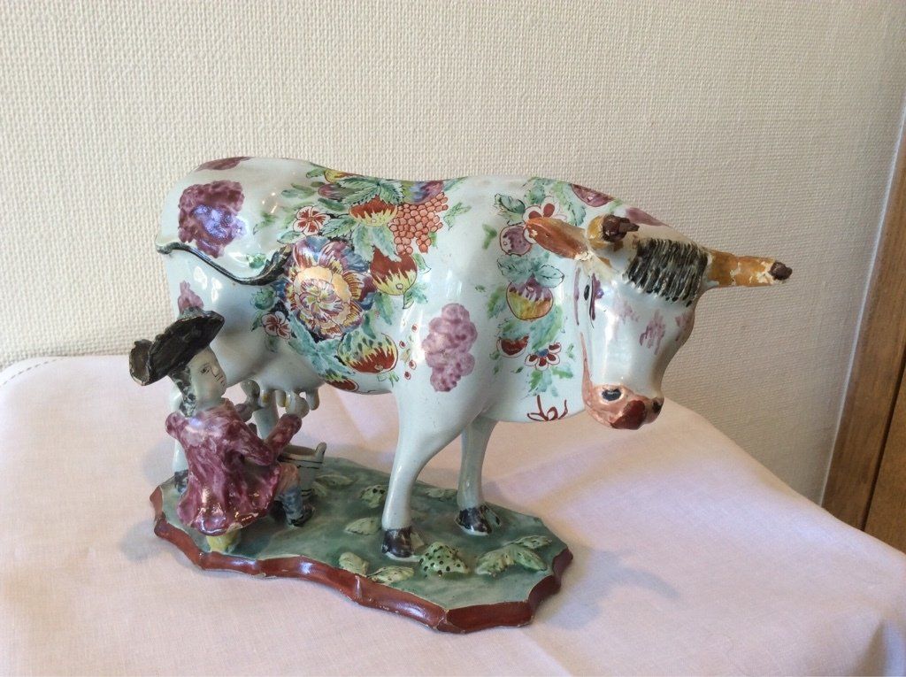 Delter Kuh, Kuh weiß mit Blumen drauf, Restauration Kuh, weiße Kuh