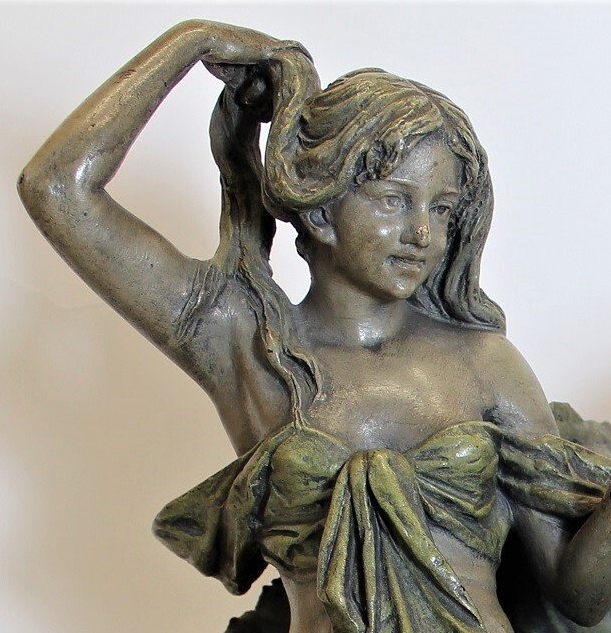 Restauration/Reparatur von Porzellan/Porzellanvase. Atelier Porzellanrestauration. Wiederherstellung von fehlenden Stellen an Porzellan. Originalgetreue Bemalung der rekonstruierten Stelle so wie Anpassung an die Porzellanfigur. Bemalung Porzellanfigur.