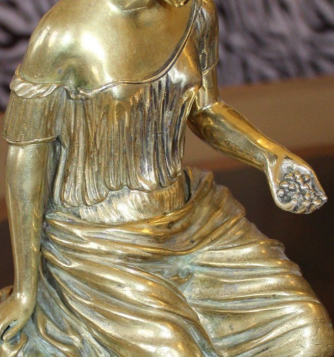 Messingarm mit Details wiederhergestellt. Mit professionellem Verfahren. Wachsausschmelzverfahren. Messingguss. Weintrauben (Details) problemlos durch alte Bilder wiederhergestellt.