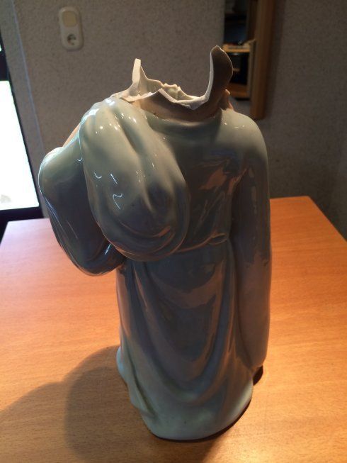 Hotei aus Porzellan, Reparatur Porzellan, Restauration Porzellan