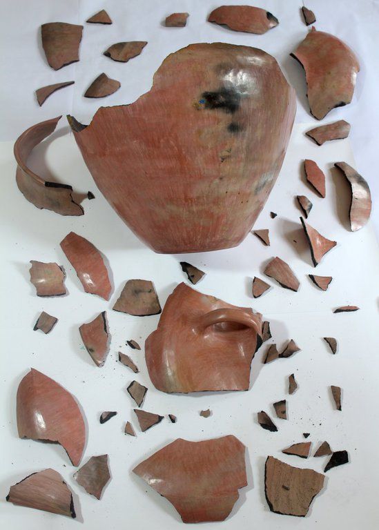 große Vase, riesige Vase zerbrochen, Vase rosa