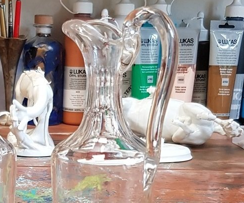 Restauration/Reparatur von Glas. Atelier Glasbearbeitung. Wiederherstellen von Fehlstellen mit professionellen Methoden. Bearbeitung von Glasfehlstellen mit Zweikomponenten-Epoxidharz. Restauration eines Glaskännchens, Rekonstruktion des Henkels