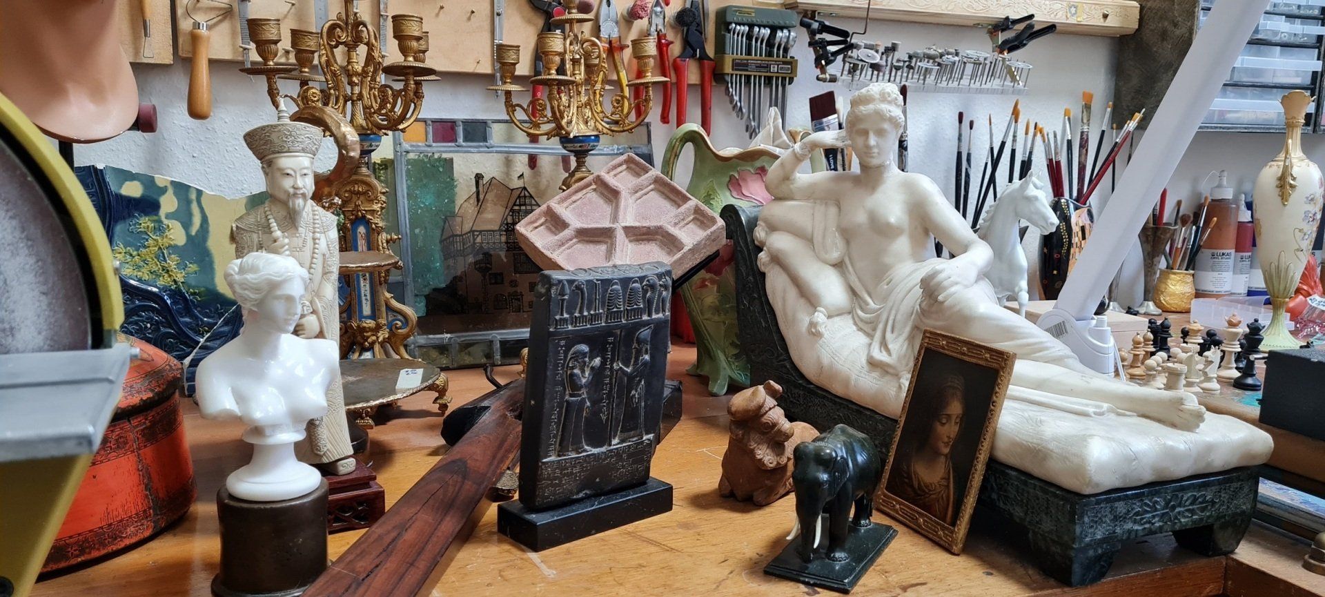 Restaurierung von Kunstobjekten aus Edelmetallen, wie Bronze, Messing, Kupfer und Zinn. Ergänzung von beschädigten Objekten mit Wachsschmelzverfahren. Herstellung von Silikonformen. Anfertigung von Sockel für Kunstobjekte.