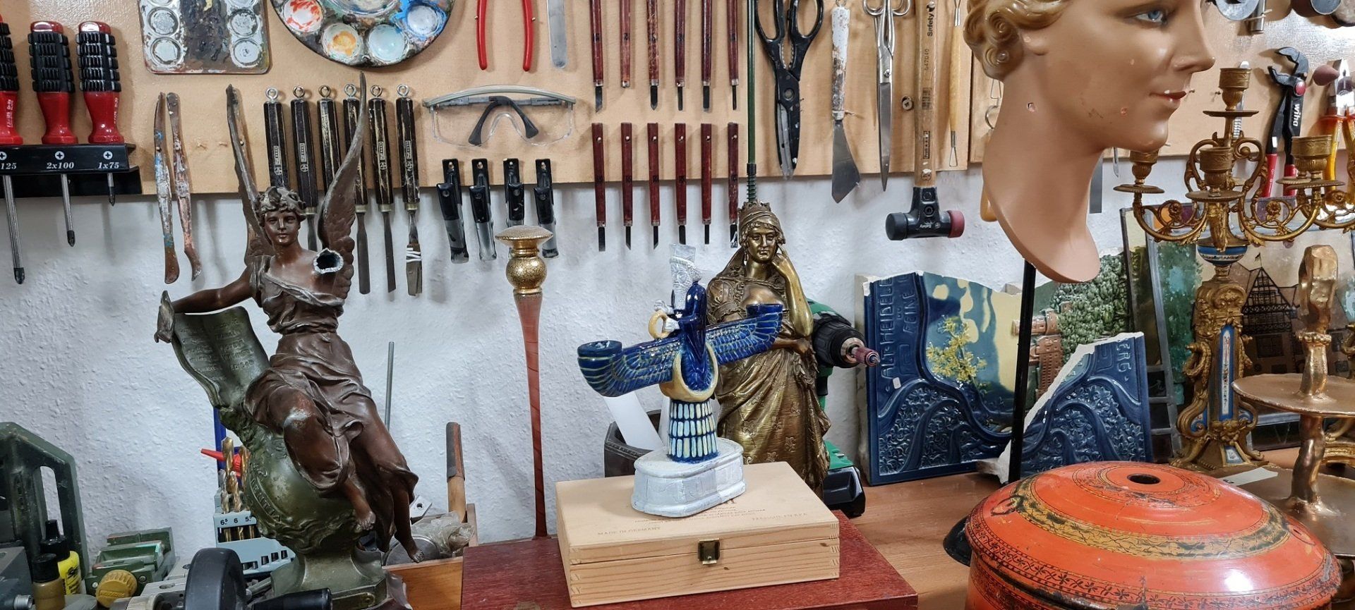 Elfenbeinwerkstat Wiesbaden, Zusammenfügen von gebrochenen Teilen Elfenbein.  Neubemalung und Oberflächenüberarbeitung Elfenbein. Atelier Elfenbein. Elfenbeinfiguren.