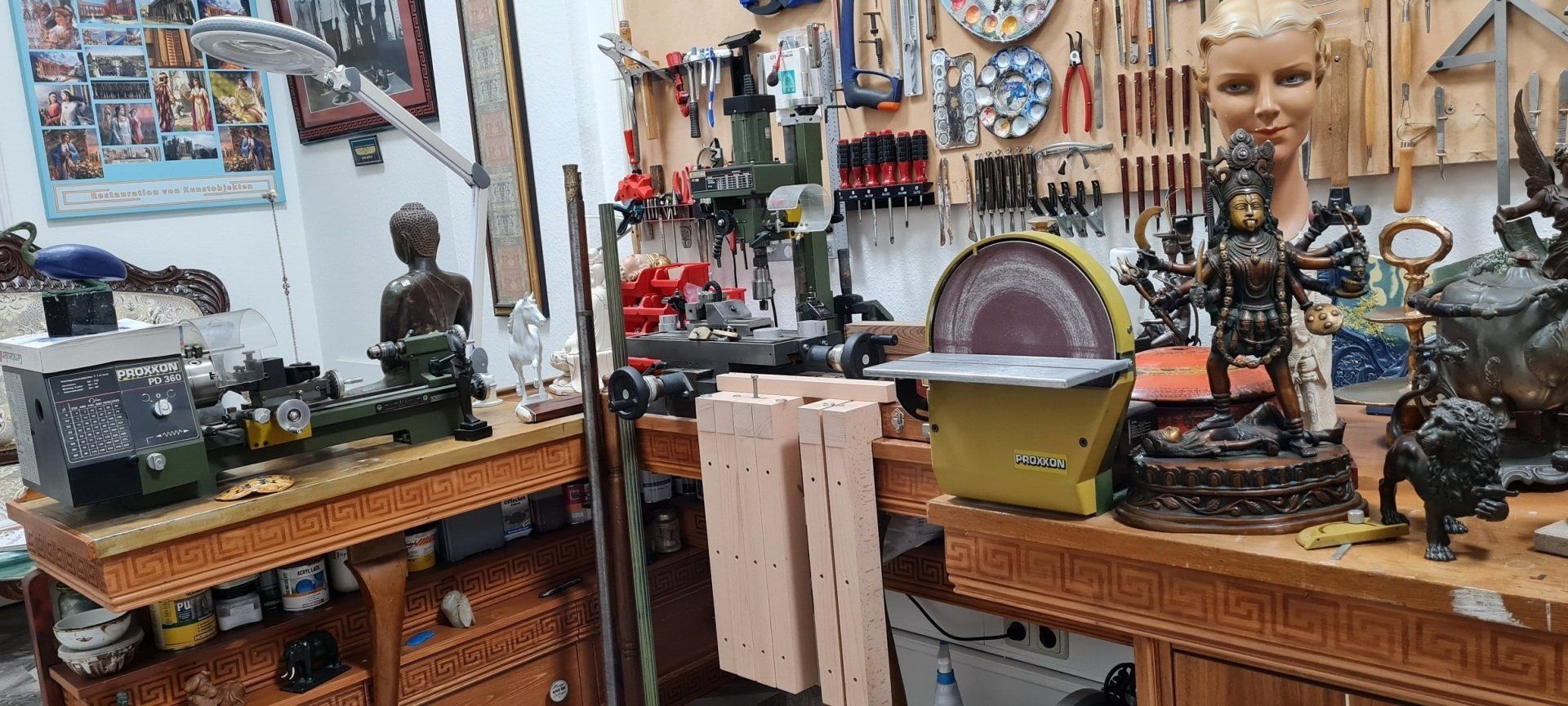 Tonfigur nach der Bearbeitung durch unser Atelier. Kaum sichtbare Spuren einer Restauration. Restauration von Tonfiguren. Tonfüllung und Verarbeitung. Detailgenaue Wiederherstellung von fehlenden Stellen und Kratzern. Perfekter Neuanstrich der Tonfigur.