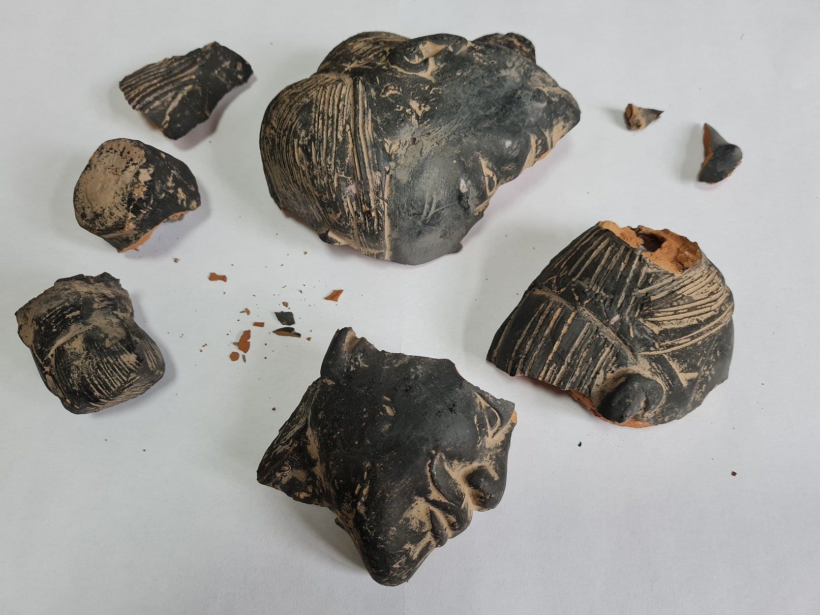 Restauration einer Tonfigur.