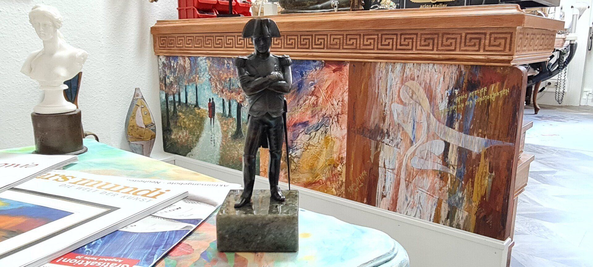 Wir reparieren Gemälde, wir reinigen Gemälde, Gemälde versiegeln, wir fertigen Sockel für Kunstobjekte, Versiegeln, Lackieren und Patinieren, Ölvergoldung, Beratung zur Restaurierung.