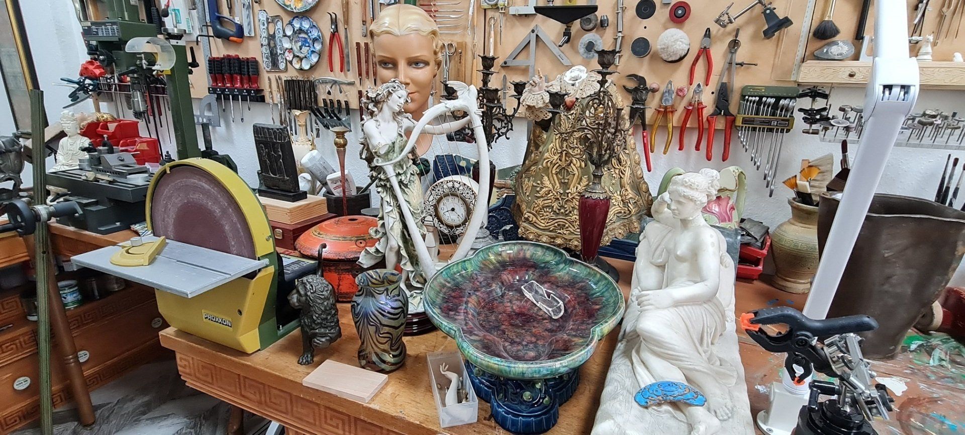 Spezialist für Restauration von Naturstein, Marmor, Granit, Sandstein, Kalkstein, Bernstein. Konservierung von Skulpturen aus Naturstein. Verklebung von Naturstein Objekten mit Spezial-Kleber. Sockel Herstellung für Natursteinfiguren.