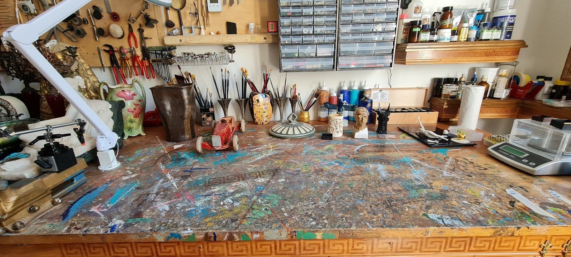 Wir reparieren Gemälde, wir reinigen Gemälde, Gemälde versiegeln, wir fertigen Sockel für Kunstobjekte, Versiegeln, Lackieren und Patinieren, Ölvergoldung, Beratung zur Restaurierung. Wir restaurieren aller Art Kunstgegenstände aus Porzellan, Bronzefiguren, Restauration, Keramik restaurieren, Bronzefiguren reparieren, Bronzerestaurator, Restaurator, Restauration, reparieren