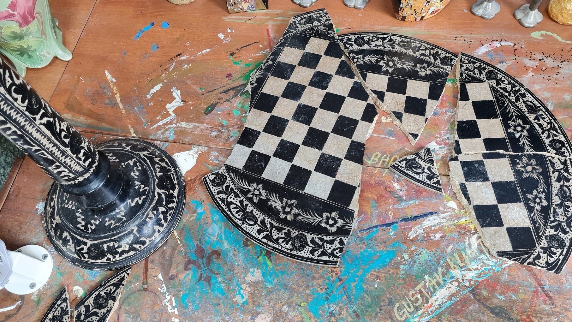 Restauration/Reparatur Marmor/Marmorskulpturen. Ergänzung von Fehlstellen mit Ergänzungsmassen Marmor. Kleben von Bruchstellen an Marmor. Atelier Marmor. Imitation von Oberflächenstruktur und Oberflächenfarbe von Ergänzten Teilen Marmor. Arios Atelier, Frankfurt, Mainz