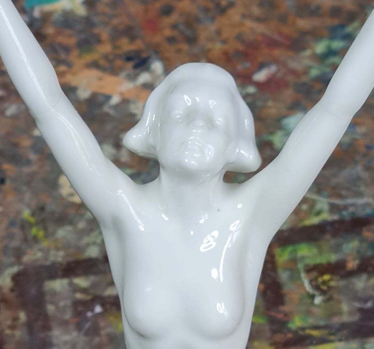 Restauration Reparatur von Porzellanfiguren. Schließen von Rissen Porzellan. Porzellanbearbeitung mit spezieller Modellierungsmasse. Ergänzung von Fehlstellen in Porzellan. Atelier für Porzellan Restaurierungen.